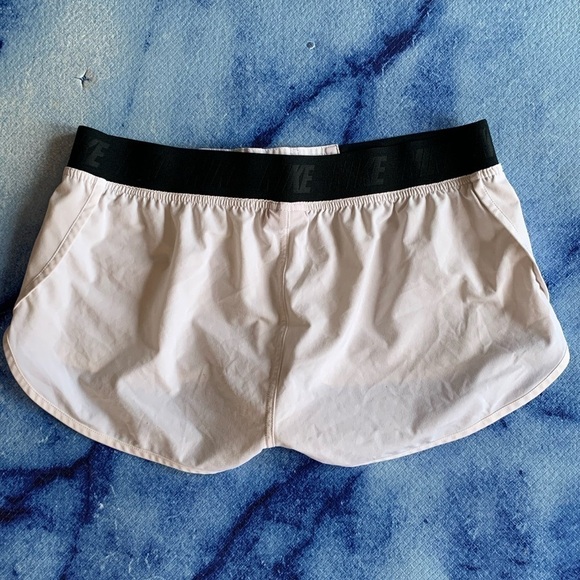 *BUNDLE* Lot Of 3 NIKE Womens Shirts + Shorts, Size M - Picture 4 of 7